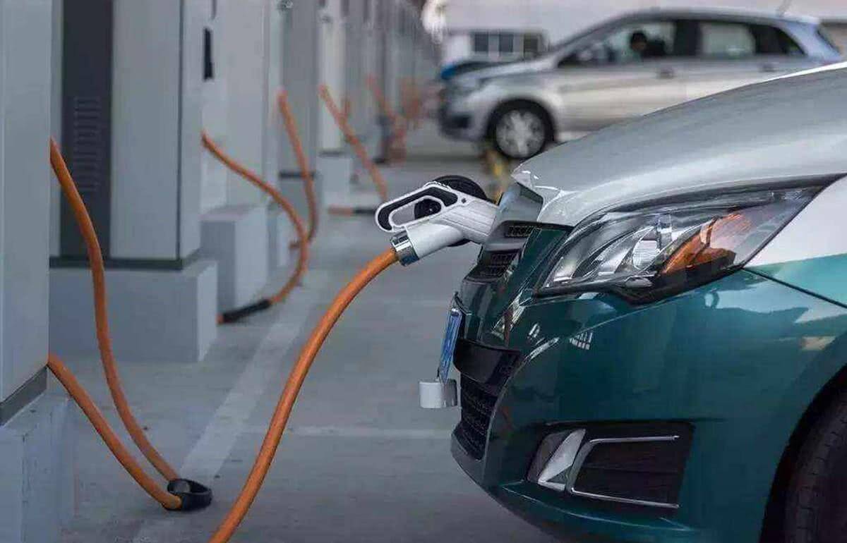 充电站充电桩为新能源车电池快充